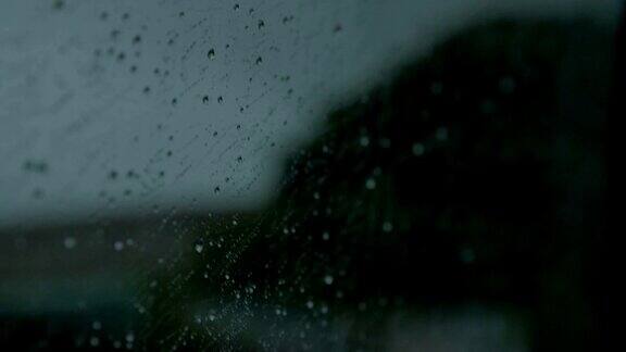 阴天里忧郁的雨点落在玻璃上