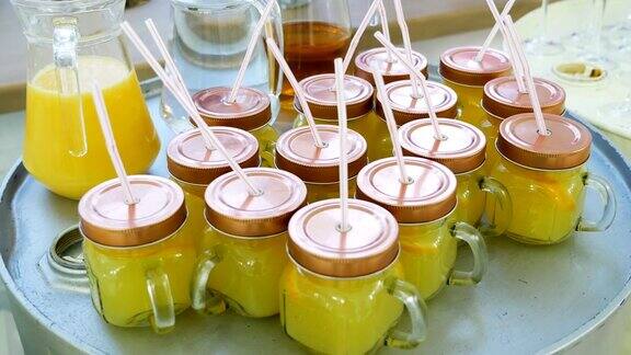 橙汁装在装有吸管的罐子里