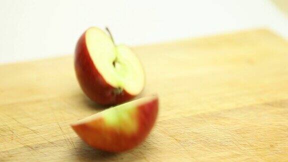 把苹果切成两半