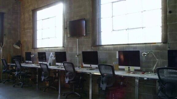 现代设计办公室的空旷室内拍摄于R3D