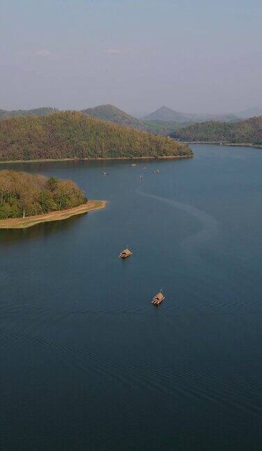 泰国东北部伊桑地区的怀克拉汀湖以漂浮的竹筏而闻名