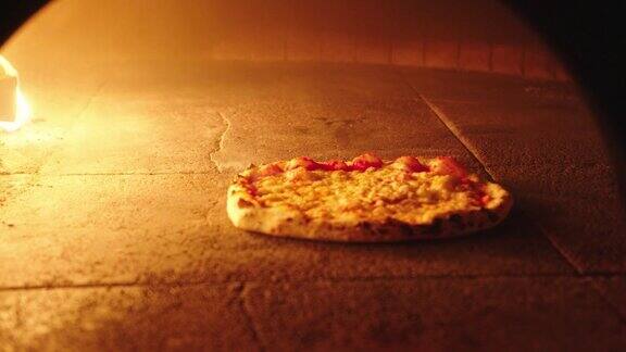 奶酪在那不勒斯披萨上冒着泡在木头烤炉里