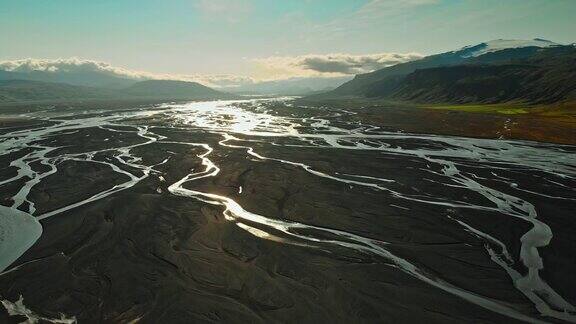 冰岛风景中的河流上的阳光