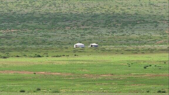 中亚草原上的蒙古包