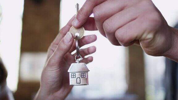 房地产经纪人正在交出房子钥匙
