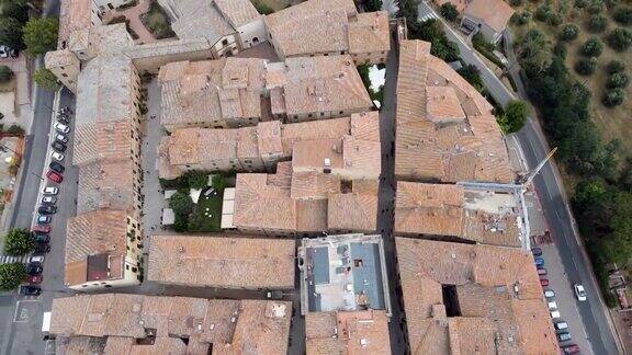 从空中看到的传统意大利村庄(皮恩扎)