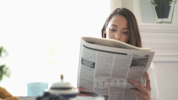 早上喝咖啡看报纸