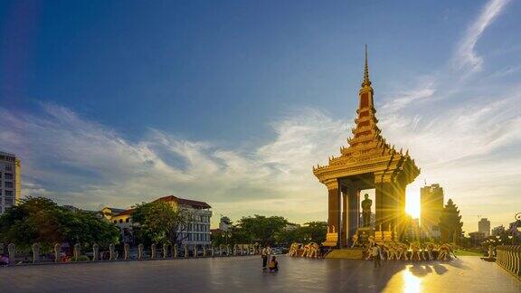 4K超高清:柬埔寨首都金边中部西哈努克国王的雕像蓝色和黄色的天空夕阳背景
