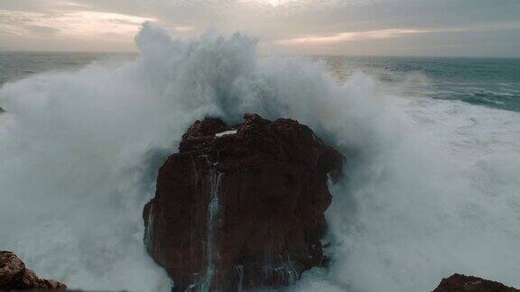 海浪打破海滩岩石景观海浪撞击岩石