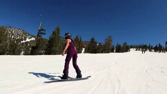 年轻女孩滑雪股票视频