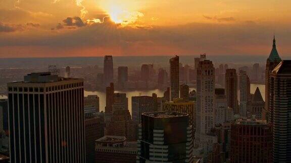 低空曼哈顿在夕阳下