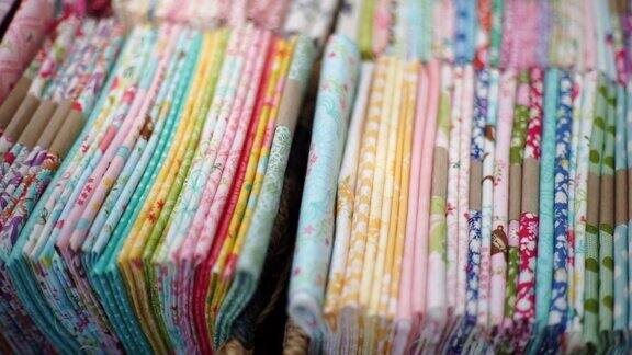 色彩鲜艳的印花床单织物堆手工和手工艺