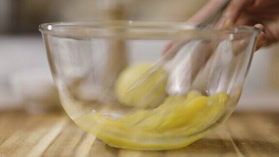 用手在搅拌碗中打散鸡蛋