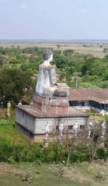 空中拍摄的大佛像在EkPhnom寺