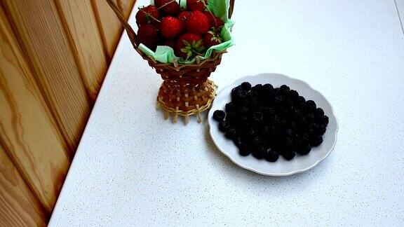 早餐水果覆盆子草莓黑莓