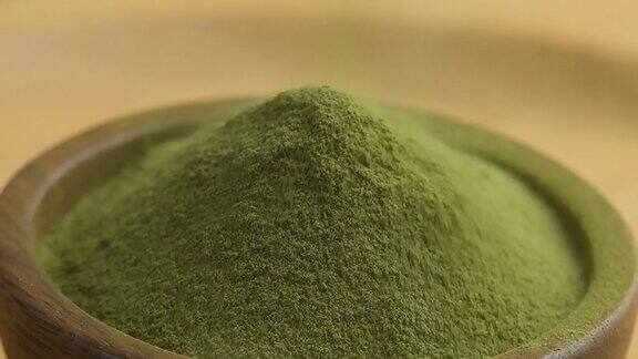 木碗里的绿茶粉