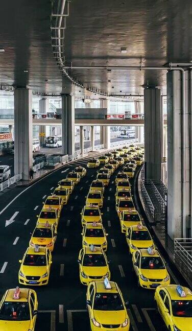 机场出口处出租车排起了长队