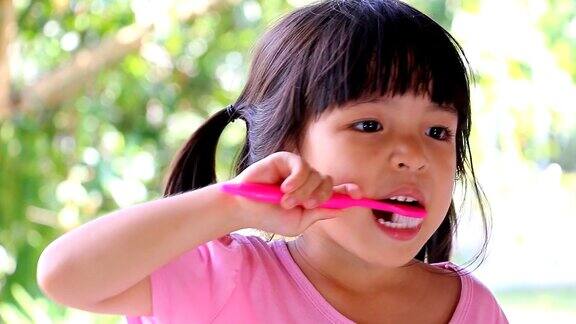 可爱的亚洲小女孩正在刷牙