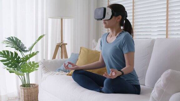 在家戴VR眼镜进行瑜伽锻炼