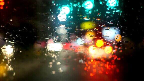 Dash摄像头夜晚城市灯光在雨POV