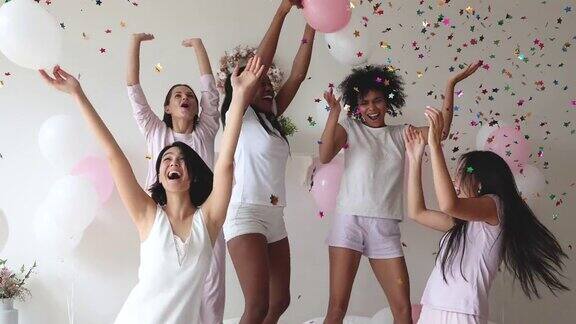 喜出望外的年轻混血女孩庆祝生日新娘单身派对
