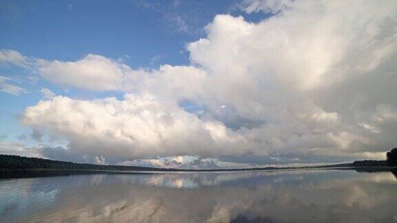 湖面和云朵倒影的景观