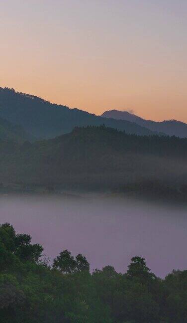 在日出时垂直淘洗时间流逝的雾在山谷中流动