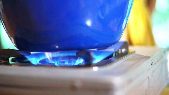 用蓝锅烧炉子