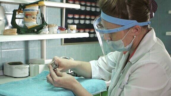 在牙科实验室制作假牙的牙科技师