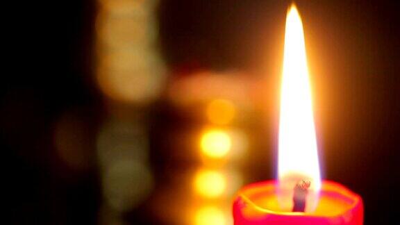 蜡烛在烛台上燃烧