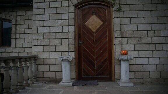房子的前门装饰着万圣节南瓜万圣节前夜南瓜在门上陡峭