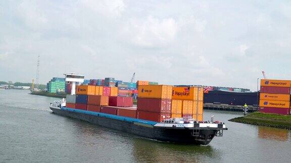 一艘载着数吨货物快速行驶的货船