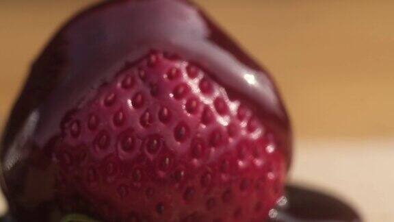 熟透草莓倒巧克力糖浆的微距摄影