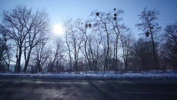 在结冰的路上开车危险的道路冬天的景色