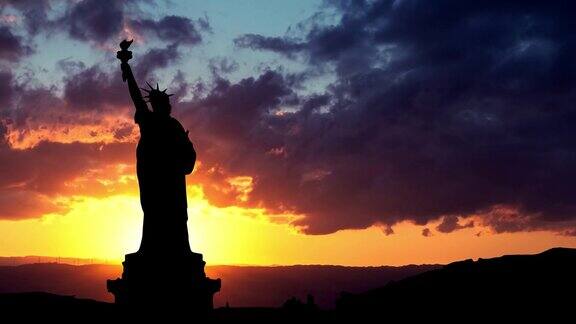 纽约东河上的自由女神像剪影冬日的夕阳