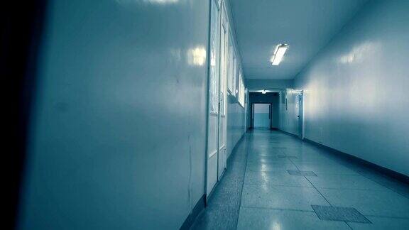 在一条又长又暗的走廊里