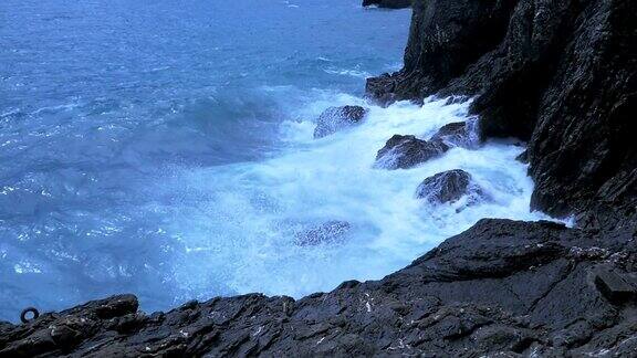 海浪拍打着岩石海岸