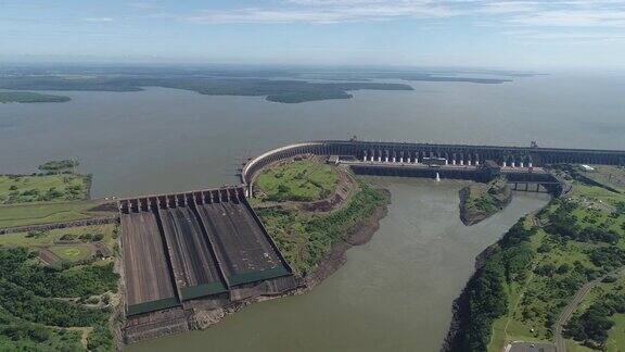 伊泰普大坝鸟瞰图FozdoIguaçuParaná巴西伟大的景观能源发电水力发电的场景