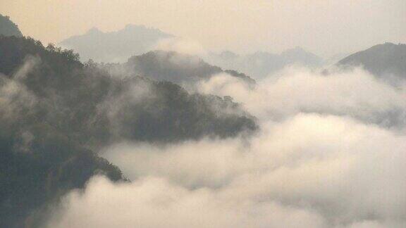 云海在山上