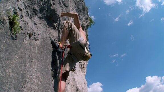 HD起重机:攀登岩壁