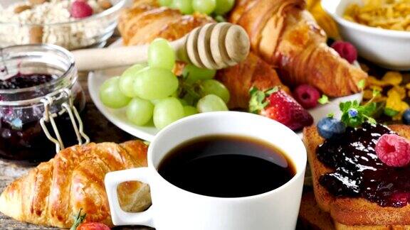 有咖啡杯、水果和羊角面包的健康早餐