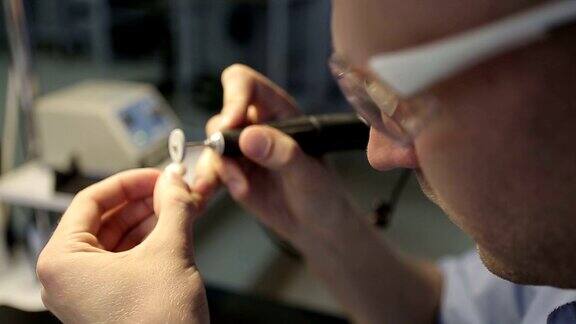 牙科技师在牙科化验室工作制作假牙