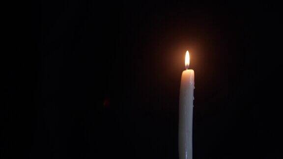 蜡烛在黑色背景上单独燃烧然后熄灭Kopi空间象征和概念的生与死记忆葬礼