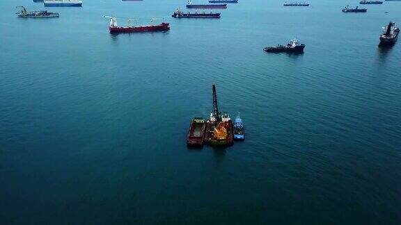 鸟瞰图的货船停泊在新加坡城市的海上