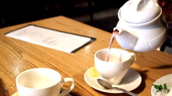 男用手将茶倒入白色杯中咖啡馆室内4k