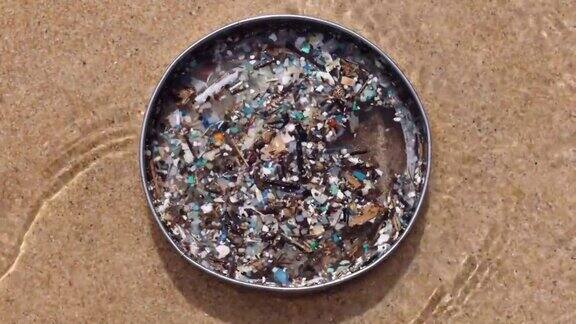 漂浮在海水中的小塑料碎片又称微塑料污染