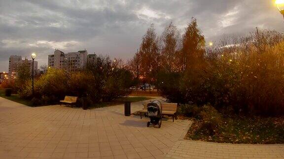 秋日黄昏后的城市公园