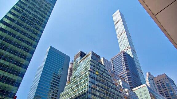 纽约市的聚集在一起的金融商业大楼低角度