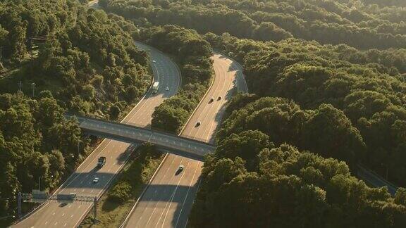 新泽西州阿巴拉契亚州80号州际公路上的一座小型立交桥航拍视频与平移摄像机运动