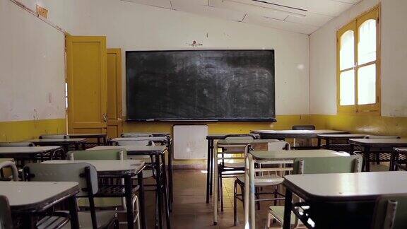 冠状病毒封锁期间阿根廷高原一所公立学校的空教室分辨率为4K